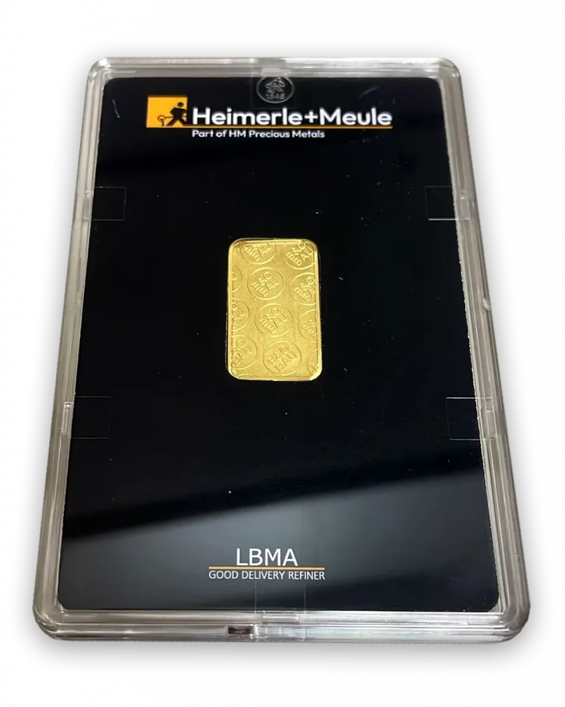 Individualisierter Goldarren in einer Klarsichtschatulle: Heimerle + Meule – Part of HM Precious Metals.